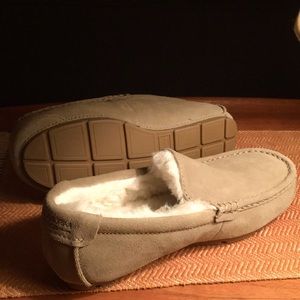 New never worn Kookaburra by UGG men’s slippers size 8 with box. Color-DUNE